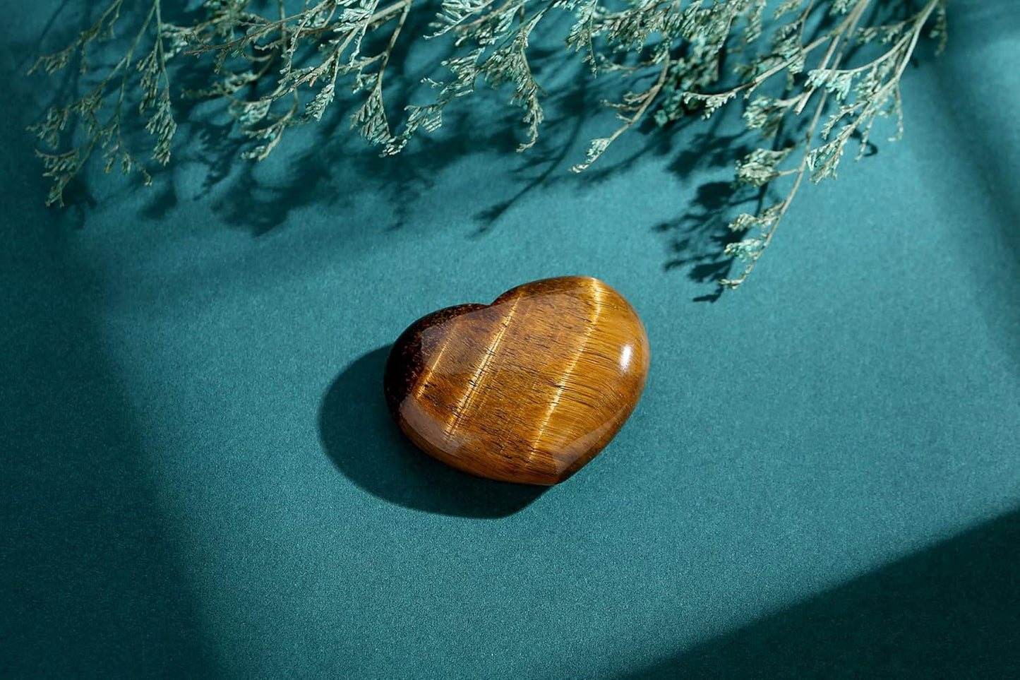 QINJIEJIE 1.8" Large Heart Crystal Love Stone Tigers Eye Smooth Gua Sha Healing Crystals Decor Meditation Yoga Worry Stones Gemstone Pockets Reiki Energy Balancing